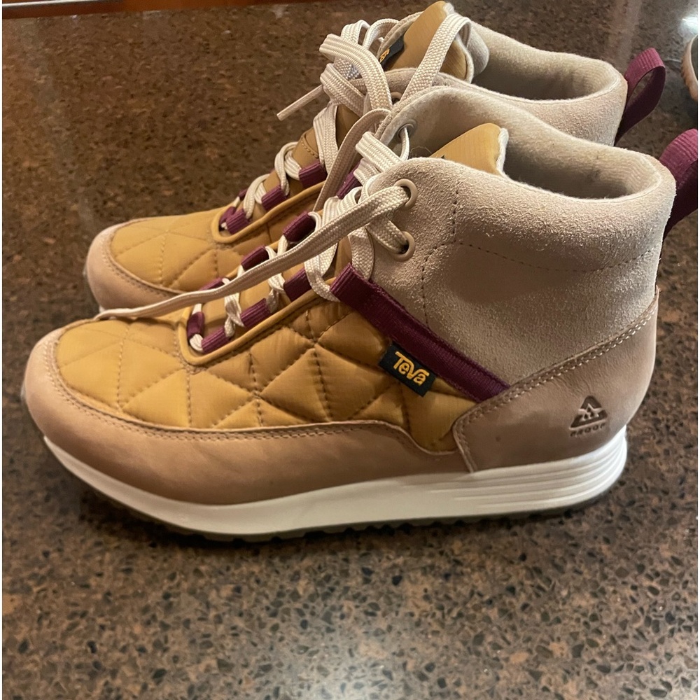 Teva Reember Commute waterproof boot. Woman size 8